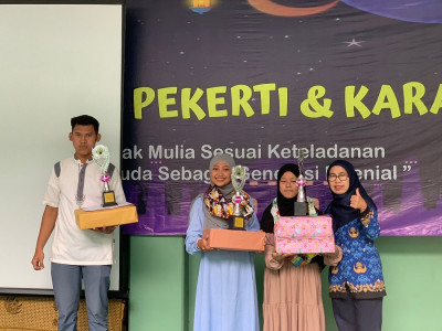Pembagian Hadiah Bu Mira
