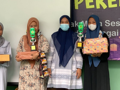 Pembagian Hadiah Bu Dewi